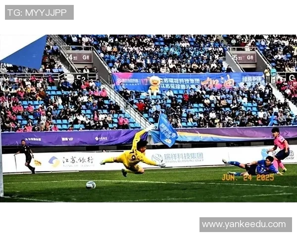 足球明星背手出场引发热议球迷纷纷猜测背后故事与心情